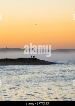 Ein malerischer Blick auf den Atlantik am Strand Cova do Vapor in Trafaria, Lissabon, Portugal Stockfoto