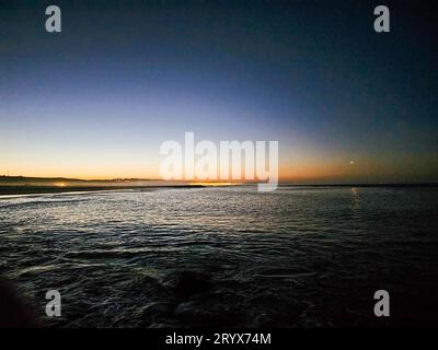 Ein malerischer Blick auf den Atlantik am Strand Cova do Vapor in Trafaria, Lissabon, Portugal Stockfoto