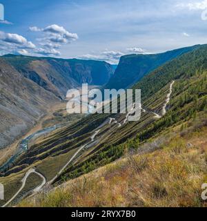 Blick auf den Katu-Yaryk-Pass und das Chulyshman-Tal mit dem Chulyshman-Fluss. Altai, Sibirien, Russland Stockfoto