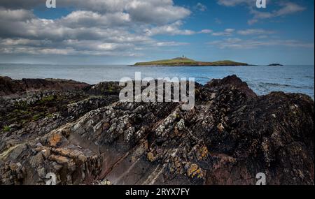 Felsenküste aus BellyCotton mit Leuchtturm für die Sicherheit der Seeschifffahrt auf der Insel in Irland Stockfoto