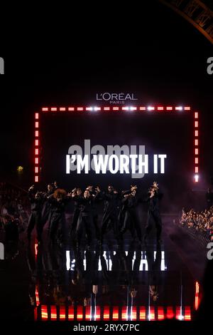 Paris, Frankreich. Oktober 2023. Le Défilé L'Oréal Paris - Gehen Sie während der Pariser Modewoche auf Ihre Kosten Frühling/Sommer 2024 am 1. Oktober 2023 in Paris, Frankreich. (Foto: Lyvans Boolaky/ÙPtertainment/SIPA USA) Credit: SIPA USA/Alamy Live News Stockfoto