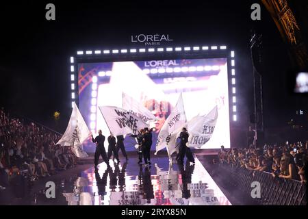 Paris, Frankreich. Oktober 2023. Le Défilé L'Oréal Paris - Gehen Sie während der Pariser Modewoche auf Ihre Kosten Frühling/Sommer 2024 am 1. Oktober 2023 in Paris, Frankreich. (Foto: Lyvans Boolaky/ÙPtertainment/SIPA USA) Credit: SIPA USA/Alamy Live News Stockfoto