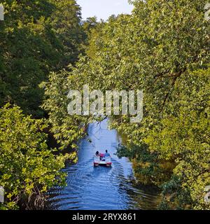 Paare in einem Tretboot auf der Lahn, Marburg, Hessen, Deutschland, Europa Stockfoto