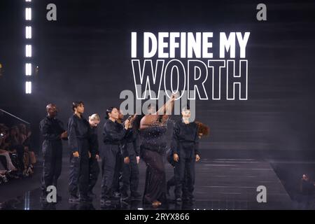 Paris, Frankreich. Oktober 2023. Yseult spaziert auf dem Laufsteg des Le Défilé L'Oréal Paris - Walk Your Worth während der Pariser Fashion Week Ready to Wear Frühjahr/Sommer 2024 am 1. Oktober 2023 in Paris, Frankreich. (Foto: Lyvans Boolaky/ÙPtertainment/SIPA USA) Credit: SIPA USA/Alamy Live News Stockfoto