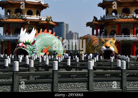 Drachen- und Tigertempel am Lotus Pond in Kaohsiung, Taiwan Stockfoto