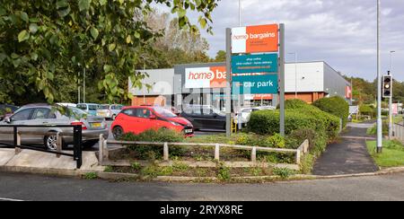 Hanley-Stoke-on-Trent, Staffordshire-Vereinigtes Königreich Oktober, 02, 2023 Front of a Home Schnäppchen Discounter Stockfoto