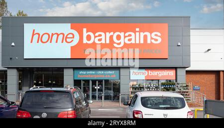 Hanley-Stoke-on-Trent, Staffordshire-Vereinigtes Königreich Oktober, 02, 2023 Front of a Home Schnäppchen Discounter Stockfoto