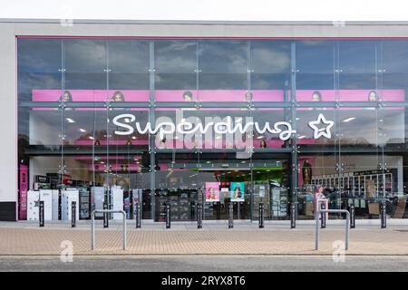 Hanley-Stoke-on-Trent, Staffordshire-Vereinigtes Königreich Oktober, 02, 2023 das Superdrug-Logo auf der Ladenfront einer typischen britischen Hauptstraße. Stockfoto