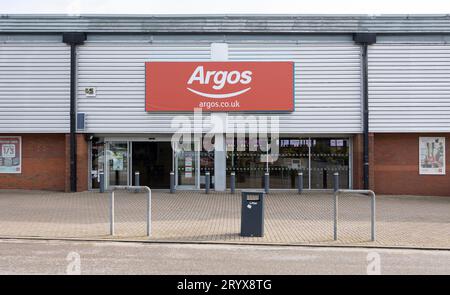 Hanley-Stoke-on-Trent, Staffordshire-Vereinigtes Königreich Oktober, 02, 2023 Eingang zum Argos Store. Großes rot-weißes Schild über Glastüren. Argos ist Brite Stockfoto