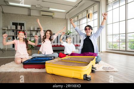 Packen für einen Wochenendausflug mit Vater, Mutter, Sohn und Tochter Stockfoto