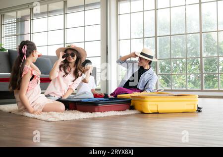 Packen für einen Wochenendausflug mit Vater, Mutter, Sohn und Tochter Stockfoto