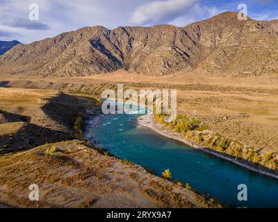 Luftbild des malerischen Flusses Katun im Altai-Gebirge in Sibirien, Russland. Stockfoto