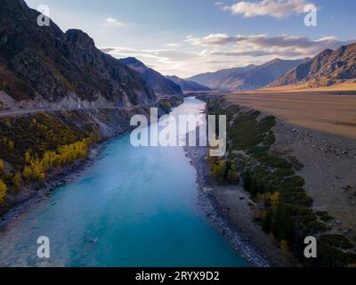 Luftbild des malerischen Flusses Katun im Altai-Gebirge in Sibirien, Russland. Stockfoto
