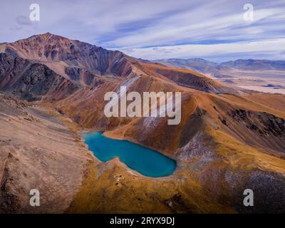 Der wunderschöne kleine See mit türkisfarbenem Wasser hoch oben im Altai-Gebirge, Sibirien, Russland (Luftbild). Stockfoto