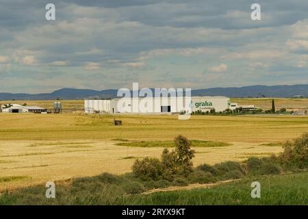 Cabanas de Ebro, Spanien - 15. Mai 2023: Produktionsgebäude des spanischen Unternehmens Agralia mit Logo. Agralia grupo Fertiberia ist ein Flüssigdünger p Stockfoto