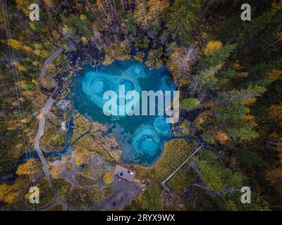 Der wunderschöne kleine See mit türkisfarbenem Wasser mitten im Wald im Altai-Gebirge, Sibirien, Russland (Luftbild). Stockfoto