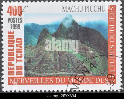 Gestempelte Briefmarke von Tschad, die Machu Picchu zeigt, um 1999. Stockfoto