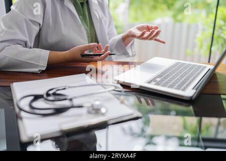 Arzt spricht mit Online-Patienten auf Laptop Online-Beratung Gesundheit Behandlung. Arzttermin zu Hause mit Online-Consu Stockfoto