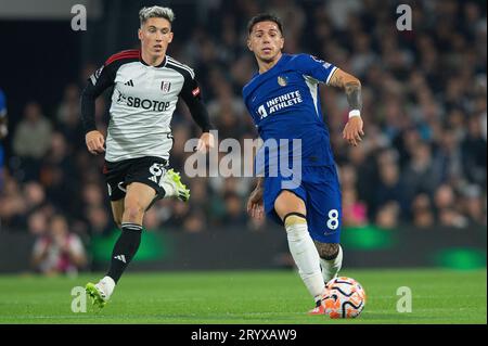 Craven Cottage, Fulham, London, Großbritannien. Oktober 2023. Premier League Football, Fulham gegen Chelsea; Enzo Fernández von Chelsea übergibt den Ball Credit: Action Plus Sports/Alamy Live News Stockfoto