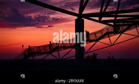 Aussichtsplattform Tetraeder in Bottrop bei Sonnenuntergang Stockfoto