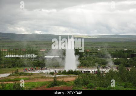 Luftaufnahme einer Gruppe von Personen rund um den Strokkur Geysir in Island Stockfoto