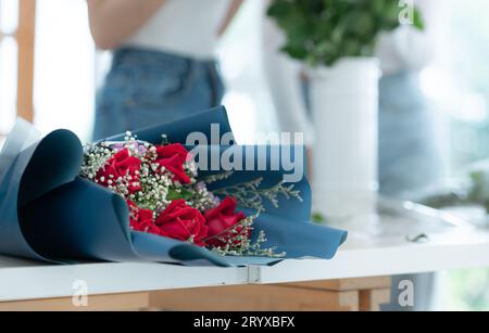 Schöner Blumenstrauß aus roten Rosen auf dem Tisch im Blumenladen Stockfoto