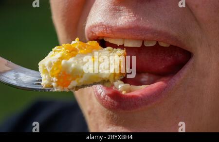 Nahaufnahme einer Frau, die ein Stück Kuchen isst Stockfoto