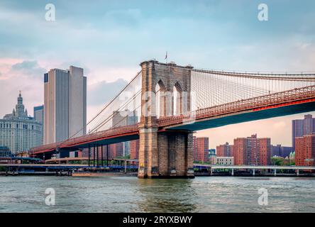 Blick auf die Brooklyn Bridge und die Skyline von Manhattan in New York. Foto von der Fähre, während der Fahrt auf dem East River. Stockfoto