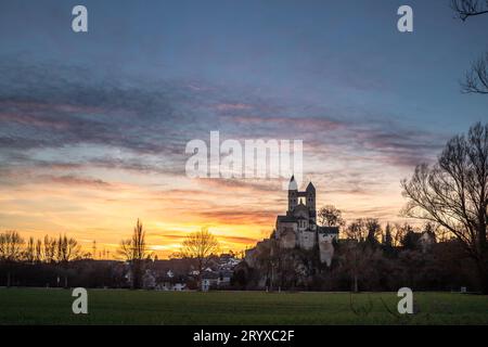 Zwischen Himmel und Erde: St. Lubentius-Kirche im Abendglühen Stockfoto