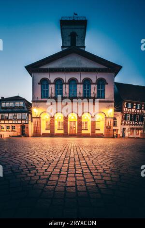 Zeitlose Schönheit: Historisches Stadtzentrum mit einem malerischen Fachwerkhaus Stockfoto