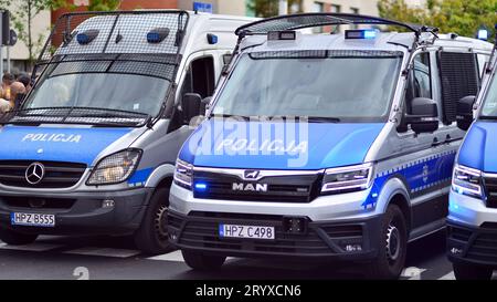 Warschau, Polen. 1. Oktober 2023. Marsch einer Million Herzen. Polizeieinheiten sichern Demonstrationen der Opposition. Polizeiauto. Stockfoto