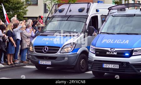 Warschau, Polen. 1. Oktober 2023. Marsch einer Million Herzen. Polizeieinheiten sichern Demonstrationen der Opposition. Polizeiauto. Stockfoto