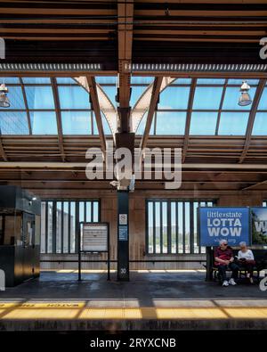 Ein Blick durch ein Zugfenster auf den Bahnsteig an der 30th St Station, Philadelphia, PA Stockfoto