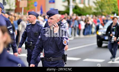 Warschau, Polen. 1. Oktober 2023. Marsch einer Million Herzen. Polizeieinheiten sichern Demonstrationen der Opposition. Stockfoto
