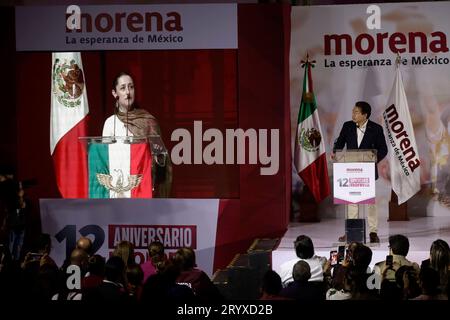 Mexiko-Stadt, Mexiko. Oktober 2023. Der Präsident der Nationalen Regenerationsbewegung, Mario Delgado, anlässlich des 12. Jahrestages der Gründung seiner politischen Partei vor Militanten und Gesetzgebern im Interaktiven Museum der Wirtschaft in Mexiko-Stadt. Am 2. Oktober 2023 in Mexiko-Stadt, Mexiko (Bild: © Luis Barron/Okularepix über ZUMA Press Wire) NUR REDAKTIONELLE VERWENDUNG! Nicht für kommerzielle ZWECKE! Stockfoto