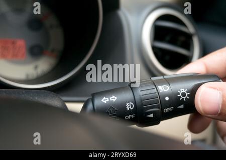 Lenkrad für Scheinwerfer und Blinker, Peugeot 308 Stockfotografie - Alamy