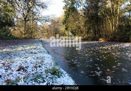 Foto des Oxford Canal, der vollständig gefroren ist Stockfoto