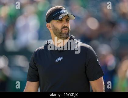 PHILADELPHIA, PENNSYLVANIA - 1. OKTOBER: Cheftrainer Nick Sirianni von den Philadelphia Eagles befragt das Feld vor dem Spiel gegen die Washington Commanders im Lincoln Financial Field am 1. Oktober 2023 in Philadelphia, Pennsylvania, besiegten die Eagles die Commanders 34-31 in Überstunden. (Bill Raymond / Bild des Sports) Stockfoto