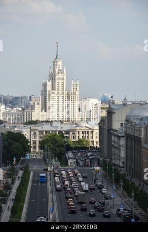 Vertikale Aufnahme der Hauptstraße und eines der Sieben Schwestern Wolkenkratzer in Moskau, Russland Stockfoto