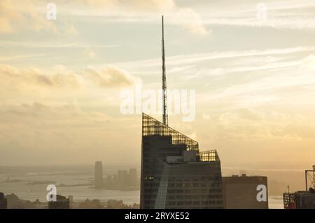 Wunderschöner Wolkenkratzer auf dem Dach während des Sonnenaufgangs in New York Stockfoto