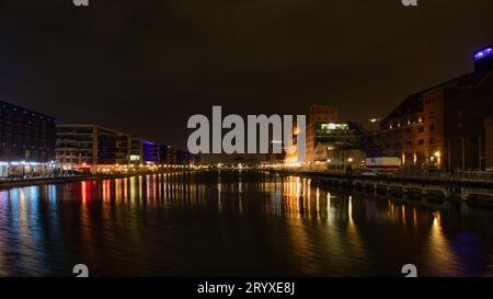 Blick auf den Duisburger Innenhafen bei Nacht. Duisburg, Deutschland. Inner Harbour District. Stockfoto