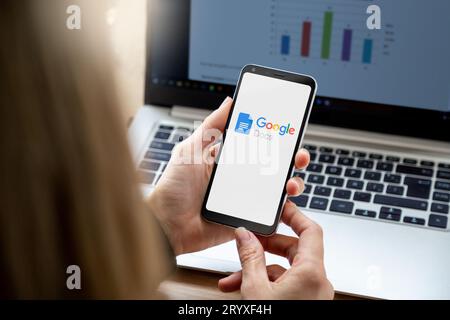 Smartphone mit Google Docs-Anwendung auf dem Bildschirm. Nahaufnahme eines Mobiltelefons, das von einer Frau gehalten wird. Stockfoto