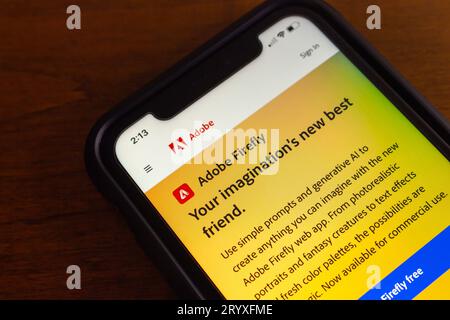 Website von Adobe Firefly auf dem iPhone-Bildschirm. Adobe Firefly ist ein Produkt der Adobe Creative Cloud und ein generatives Modell für maschinelles Lernen Stockfoto