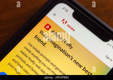 Website von Adobe Firefly auf dem iPhone-Bildschirm. Adobe Firefly ist ein Produkt der Adobe Creative Cloud und ein generatives Modell für maschinelles Lernen Stockfoto