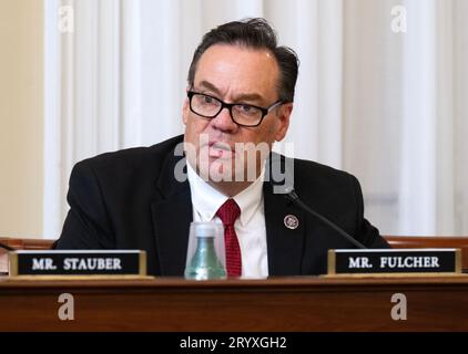 Der Vertreter der Vereinigten Staaten, Russ Fulcher (Republikaner von Idaho), befragt Zeugen während der Anhörung „Destroying America's Best Idea: Untersuchung der Nutzung von National Park Service Lands for Migrant Camps durch die Biden Administration“ im Longworth House Office Building am Capitol Hill in Washington, DC, am Mittwoch, den 27. September 2023. Es handelt sich um den geplanten Schutz für Migranten auf dem Floyd Bennett Field, einem Flugplatz im Marine Park im Südosten von Brooklyn in New York, New York. Credit: Ron Sachs/CNP/SIPA USA for NY Post (EINSCHRÄNKUNG: NO Daily Ma) Stockfoto