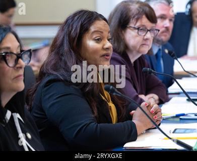 Jaime Williams, Mitglied der Versammlung (D-59th District), New York State Assembly, Brooklyn, New York, bezeugt vor dem United States House Committee on Natural Resources die Anhörung „Destroying America's Best Idea: Untersuchung der Nutzung von National Park Service Lands for Migrant Camps durch die Biden Administration“ im Longworth House Office Building am Capitol Hill in Washington, DC, am Mittwoch, den 27. September 2023. Es geht um den geplanten Schutz für Migranten auf dem Floyd Bennett Field, einem Flugplatz im Marine Park im Südosten von Brooklyn in New York, New York. Credit: Ron Sachs/CNP/SIPA USA for NY Stockfoto