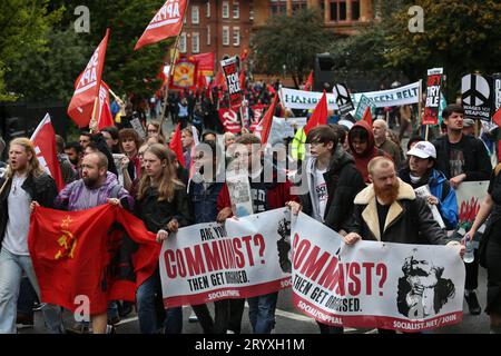 Manchester, Großbritannien. Oktober 2023. Unterstützer des Socialist Appeal schließen sich der Kundgebung mit Fahnen und Fahnen an. Die Demonstranten fordern menschenwürdige Gesundheit, Wohnungen, Arbeitsplätze und Bildung. Die von der Volksversammlung organisierte Kundgebung wurde abgehalten, um gegen die Politik der Regierung zu protestieren, während die Konservative Party Conference im Stadtzentrum von Manchester stattfand. Quelle: SOPA Images Limited/Alamy Live News Stockfoto