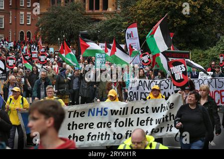 Manchester, Großbritannien. Oktober 2023. Ein Block von Anhängern der Freiheit Palästinas schließt sich dem marsch an. Die Demonstranten fordern menschenwürdige Gesundheit, Wohnungen, Arbeitsplätze und Bildung. Die von der Volksversammlung organisierte Kundgebung wurde abgehalten, um gegen die Politik der Regierung zu protestieren, während die Konservative Party Conference im Stadtzentrum von Manchester stattfand. Quelle: SOPA Images Limited/Alamy Live News Stockfoto