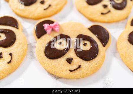 Panda-förmige Shortbread-Kekse mit Schokoladenglasur Stockfoto