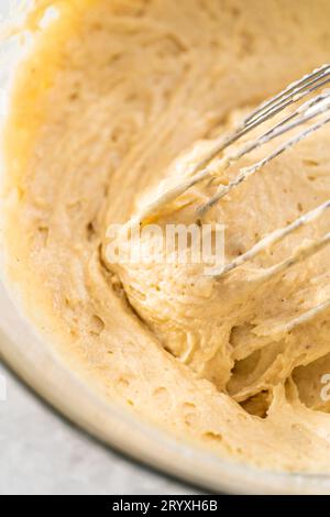 Karottenkuchen mit Frischkäse-Zuckerguss Stockfoto